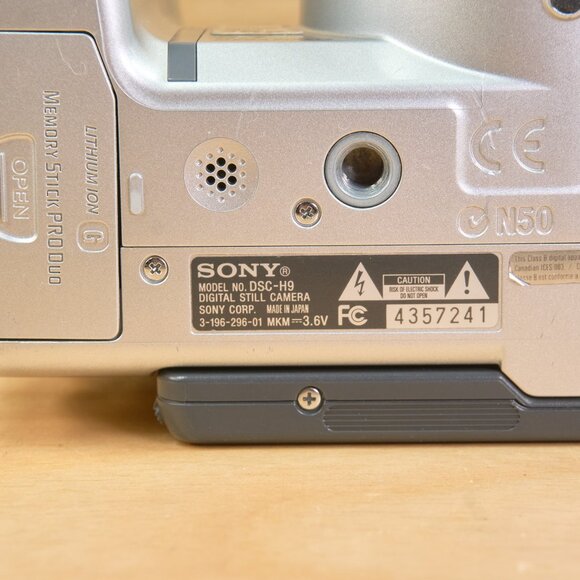 Sony DSC-H9 Digital Camera / 8.1MP / 15x Carl Zeiss Zoom Lens / Japan - Picture 10 of 11